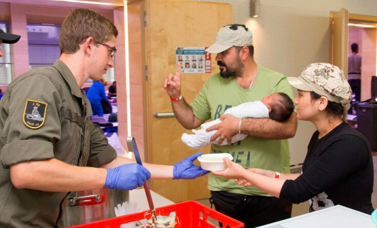 Rekrut Patrick Prillinger gibt Verpflegung an die Flüchtlinge aus. Foto: Bundesheer/Simader