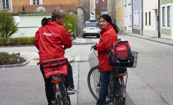Auch heute sind die Mitarbeiter gerne mit Rad unterwegs. Foto: Volkshilfe
