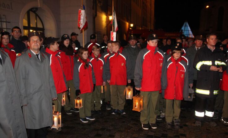 Friedenslichtübergabe in Burghausen. Foto: Manfred Kolnberger