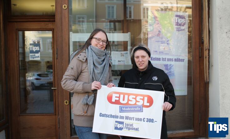 Tips-Redakteurin Sabrina Reiter (l.) mit der Gewinnerin Ramona Schmidthammer