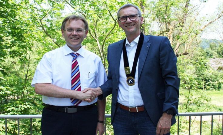 Kiwanis-Präsident Josef Knauseder (l.) übergibt an Rüdiger Pressler.