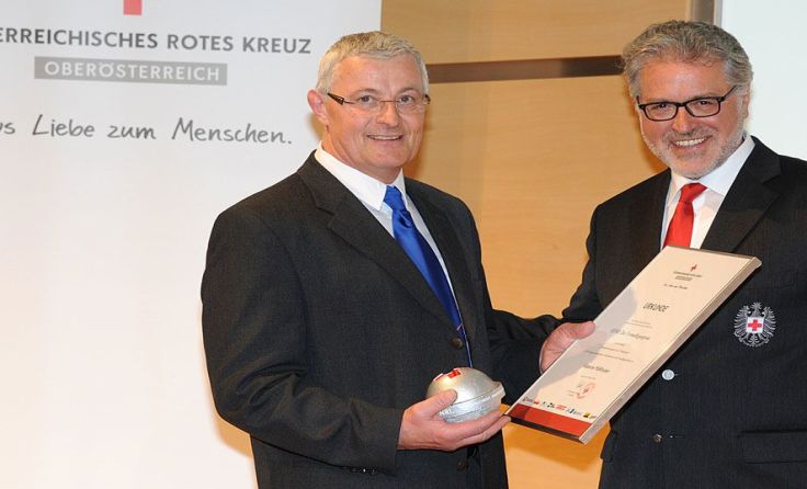 Josef Höflmaier (l.) erhielt 2014 von RK-Präsident Walter Aichinger den HENRI.