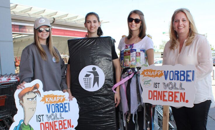 Raggl-Mühlberger (r.) und die Mädchen werben für gezieltes Entsorgen.