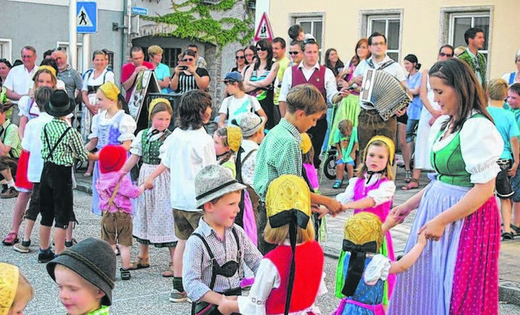 Die Tanzeinlagen der Haubenmädchen und Lederhosenbuam sind gut gelungen.