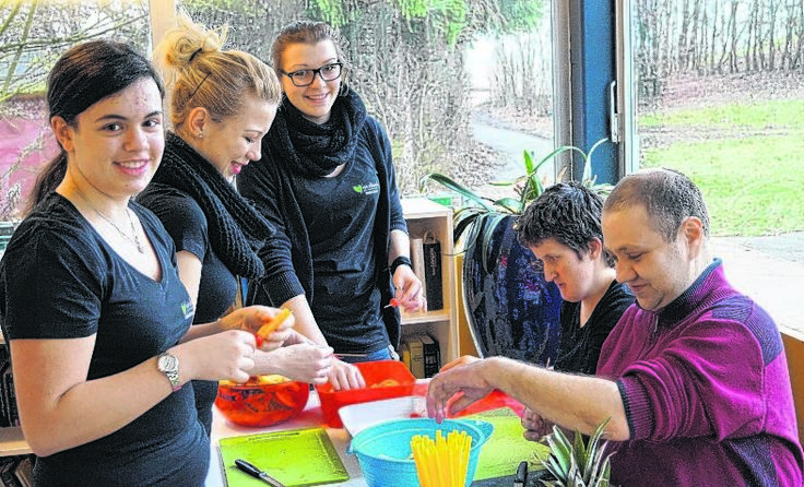Bei dem Projekt lernen Schüler und Klienten gleichermaßen. Foto: LBFS