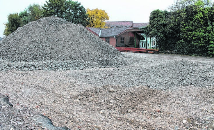 Direkt hinter dem Markt fielen Wände und der Betonbrecher war im Einsatz. 