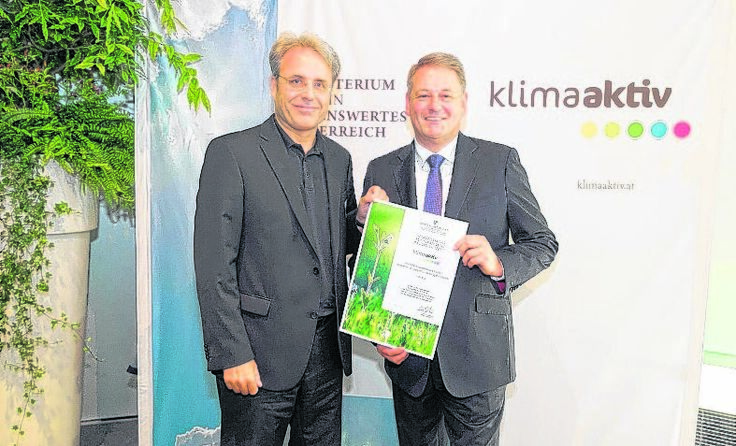 Rupprechter (r.) überreicht die Urkunde FH-Professor Leindecker. Foto: BMLFUW/Strasser