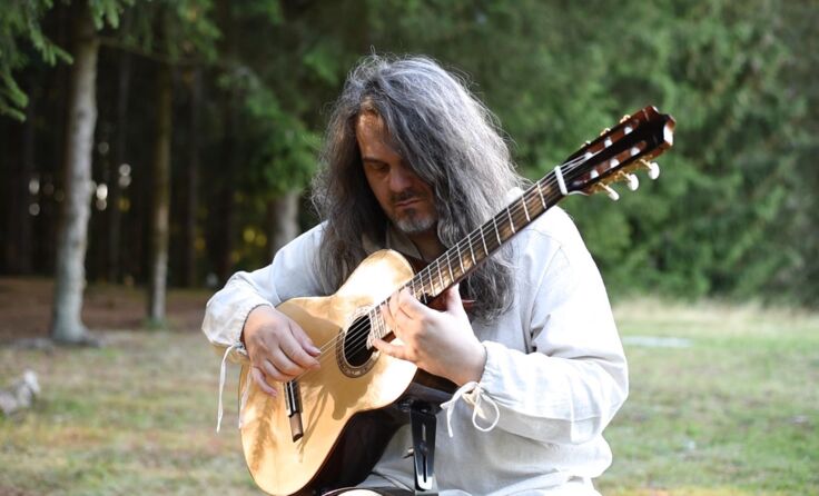Harald Peterstorfer spielt auf „Laterna Magica“ selbst komponierte Stücke.