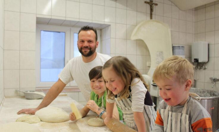 Der Nachwuchs wird schon angelernt: Felix, Sarah und Elias helfen dem Papa!