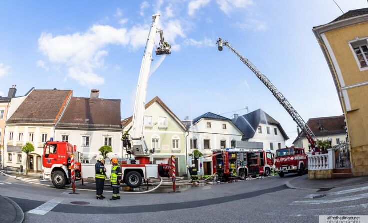 73 Florianijünger brachten das „Feuer“ unter Kontrolle. Foto: Alfredhaslinger.net 