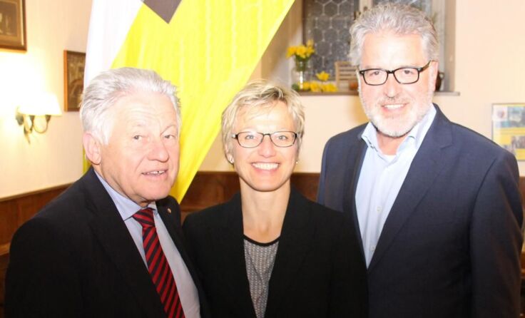 Landeshauptmann Pühringer und Aichinger gratulieren Neudorfer. 