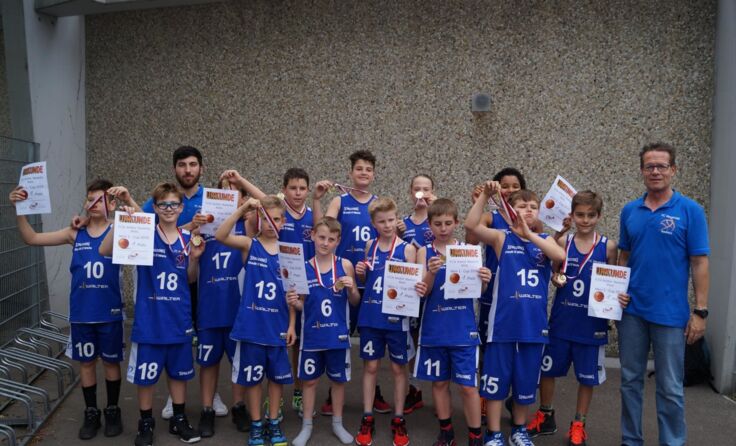 Die beste österreichische U12-Mannschaft: Die FCN Walter Baskets U12 mit Trainer Dietmar Söllner.