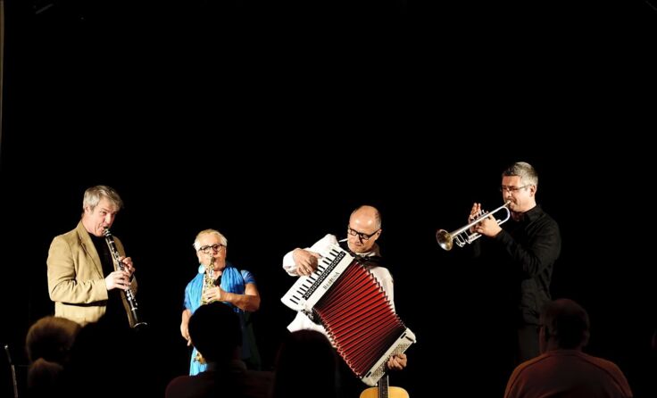 Kohelet 3 spielen sich durch viele Länder und reißen das Publikum mit. Foto: Mühlegger