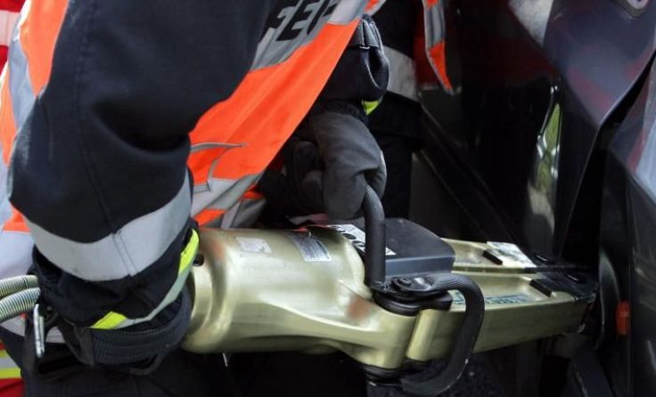 Die Feuerwehr Wels musste eine Person aus dem Unfallfahrzeug befreien. Foto: Weihbold