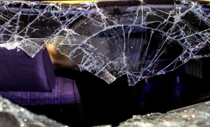 Aus noch unbekannter Ursache krachte ein Lenkerin frontal in den Gegenverkehr. Foto: Weihbold