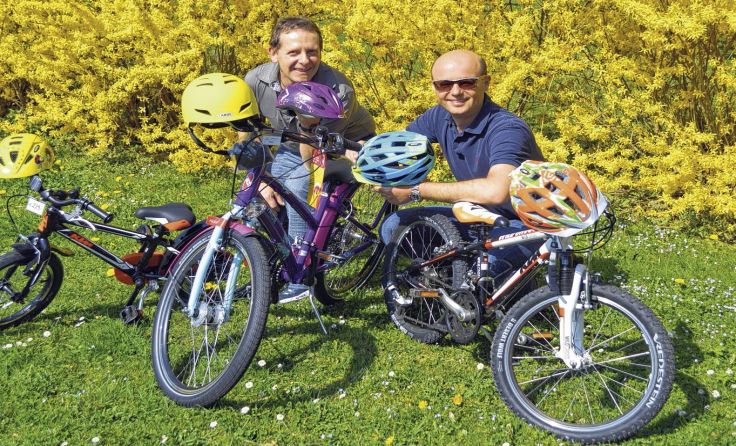 Leo Kiesl (l.) und Alfred Brückl haben das richtige Ostergeschenk auf Lager.