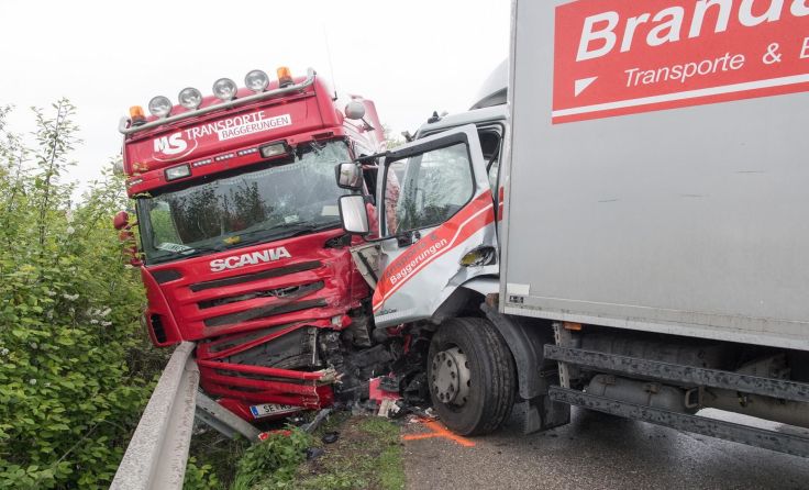 Zwei Personen wurden bei dem Unfall leicht verletzt. Foto: Fotokerschi.at/Kerschbaummayr