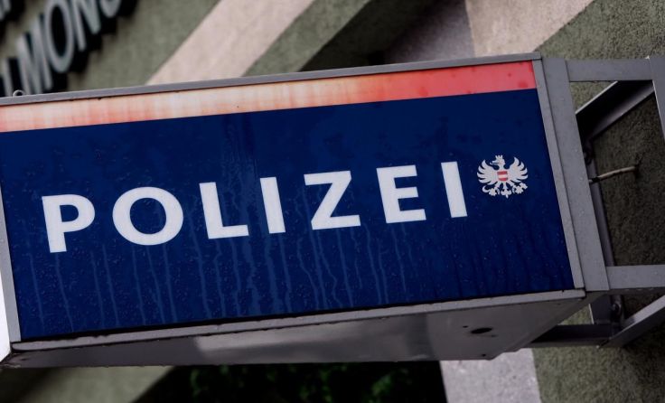 Die Polizei kam zur Übergabe des Fahrrads mit. Foto: Weihbold
