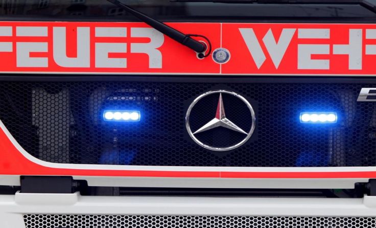 Die Feuerwehr konnte ein Übergreifen auf die Wohnungen verhindern. Foto: Weihbold