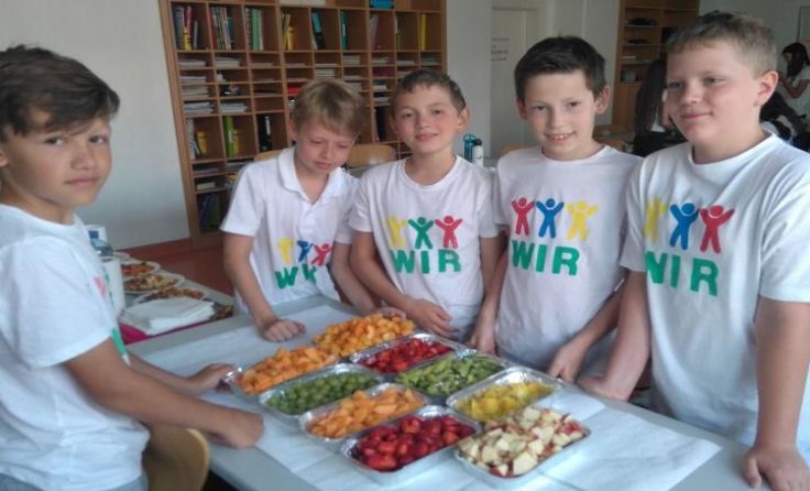 Soviel Zeit muss sein: Gemeinsam T-Shirts basteln und dann ein Obst-Buffet genießen