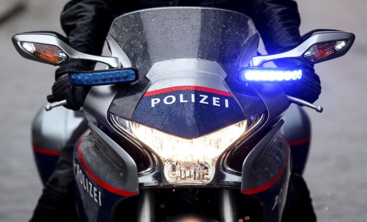 Mit Polizeieskorte ging´s im Rückwärtsgang wieder runter von der Autobahn. Foto: Weihbold