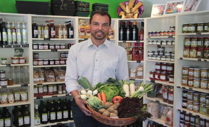Schmeckt besser und hilft der Region, ist Nationalrat Klaus Lindinger überzeugt. Foto: ÖVP
