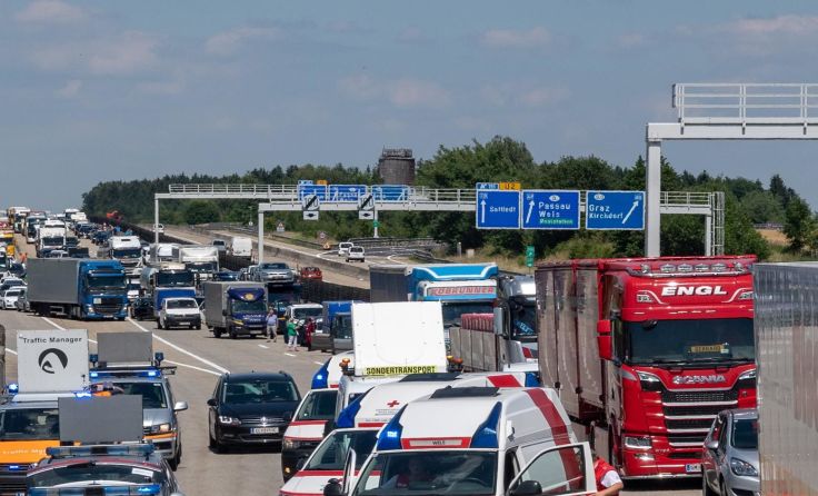Die Westautobahn in Fahrtrichtung Salzburg war komplett gesperrt. FOTOKERSCHI.AT / KERSCHBAUMMAYR