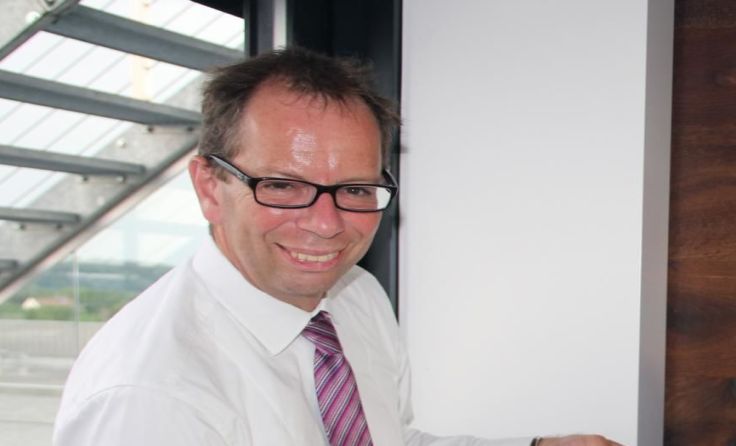 Resch&Frisch-Chef Joesf Resch empfing das Geburtstagskind standesgemäß mit einer Torte. Foto: VKB