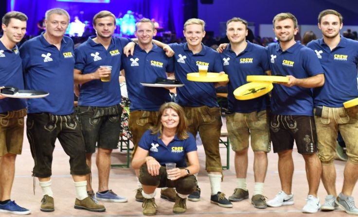 Alle helfen zusammen: Beim großen Fest packte jeder mit an. Fotos: Waage