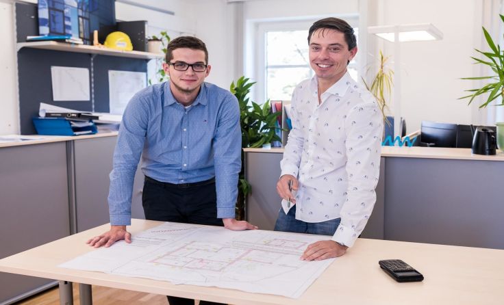 Glücklich über ihre eww Jobs: Robin Bartl (l.) und Matej Starsich Foto: Dualpixel