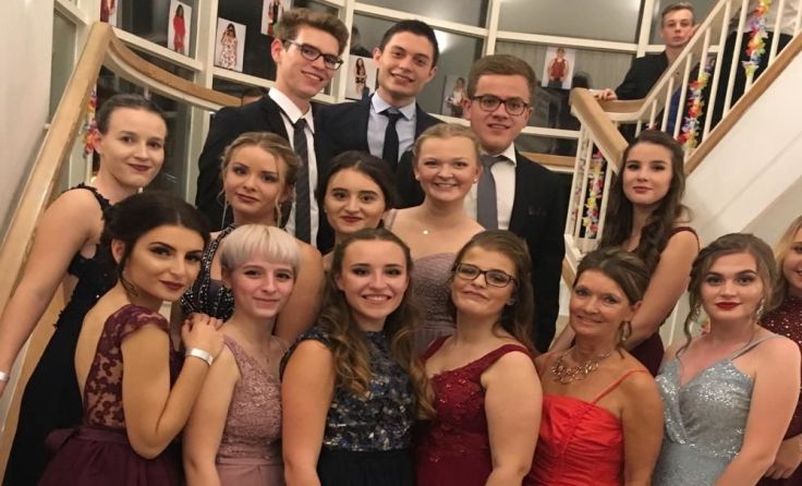 Ein gelungener Abend für die 5 A HAK und ihre Klassenvorständin Gabriele Wittig (3. von rechts)