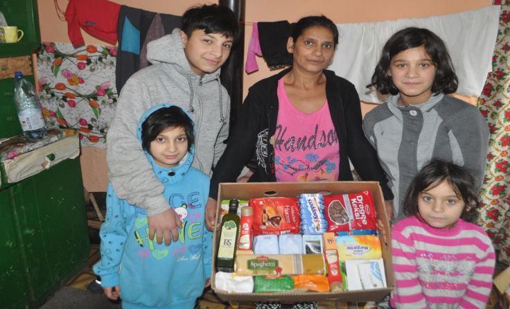 Für Familien in Rumänien ist das Paket eine große Weihnachts-Freude. Foto: Ora