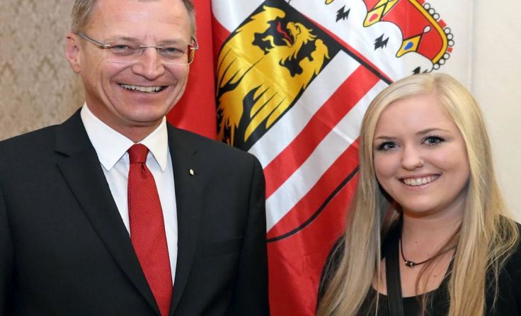 Stelzer gratulierte Juliane Lang zur Lehre mit Matura Foto: Land OÖ