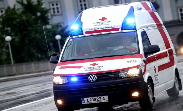 Der verletzte Pkw-Lenker wurde in des Klinikum gebracht. Foto: Weihbold