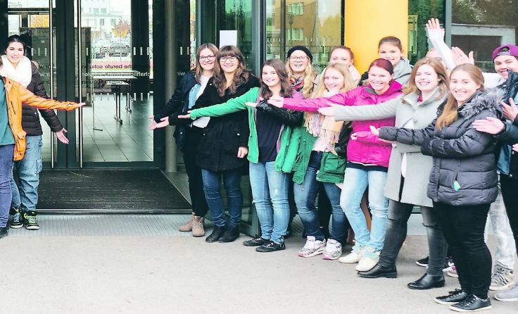 Lauter glückliche Gesichter am Eingang zur HBLW Wels. Foto: HBLW Wels
