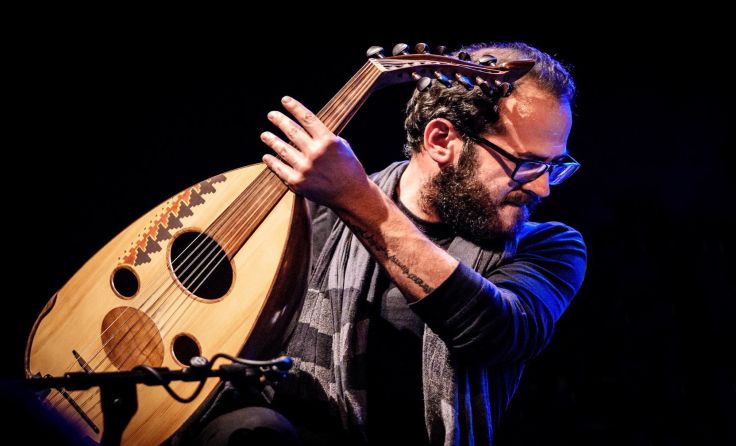 Orwa Saleh aus Syrien spielt die arabische Laute Oud. Foto: Cizek-Graf