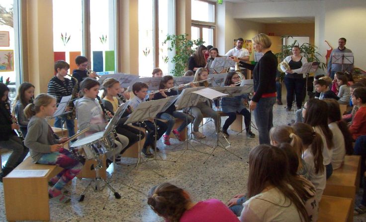 Manuela Straßmair dirigiert die junge Bläserklasse in der Volksschule.Foto: TMK Thalheim
