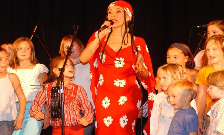 Timna Brauer singt mit den Kindern.Foto: Brauer
