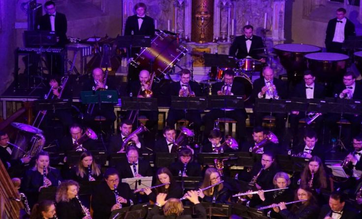 Herrliche Klänge im Altarraum der Pfarrkirche Thalheim. Foto: Trachtenmusikkapelle