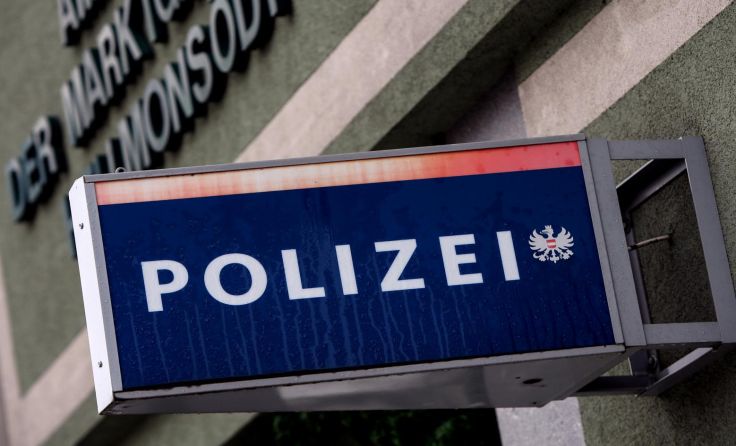 Der Täter beging Fahrerflucht. Das Fahrzeug dürfte vorne stark beschädigt sein. Foto: Weihbold