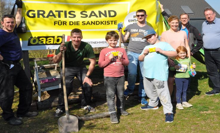 Sand, ein kleines Spielzeug und einen Familienratgeber gibt es geschenkt. Foto: ÖAAB