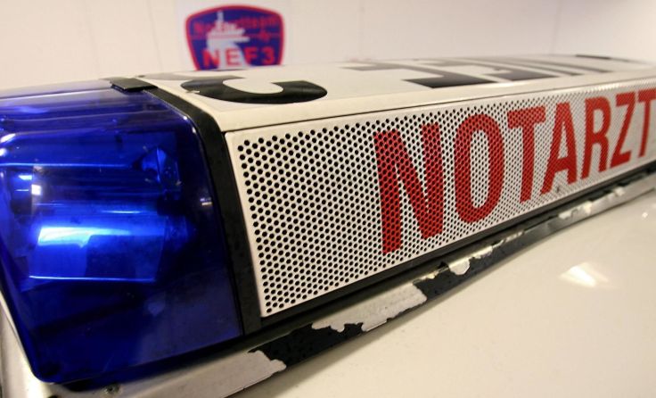 Der Notarzt versorgte die Verletzten auf der B1.Foto: Weihbold