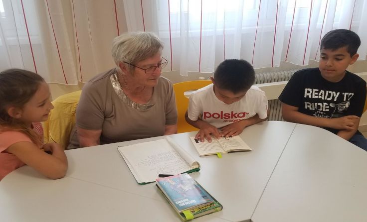 Seit fast zehn Jahren hilft Frau Penz beim Lesen lernen – die Kinder lieben es! Foto: Wieser