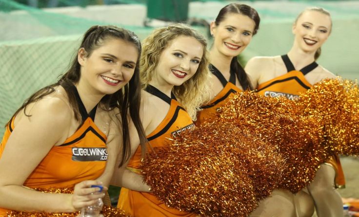 Wurden in Indien behandelt wie Stars: Jessica Donev (2.v.l.) und die Cheerleader. Foto: IPL