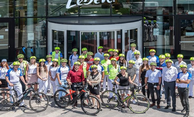 Die Mitarbeiter bekommen Radhelme und Sicherheitswesten. Fotos: Klinikum