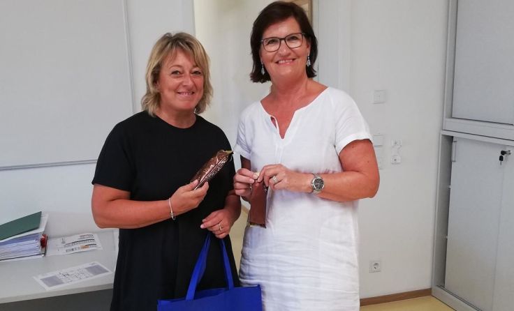 Von Tips-Mitarbeiterin Isabella Millner (r.) gab es eine süße Erfrischung. 