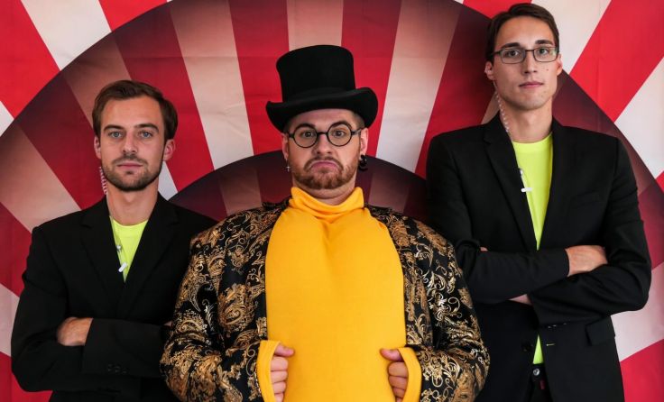 Mit dem 30-köpfigen Ensemble geht es auf eine surreale Reise. Foto: MuVe