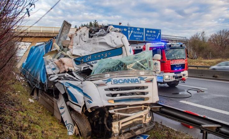 Der Lkw wurde schwer beschädigt. Foto: FOTOKERSCHI.AT / KERSCHBAUMMAYR