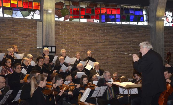 Kurt Dlouhy dirigiert das Orchester und den Chor von St. Stephan. Foto: privat