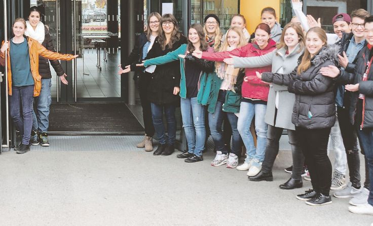 Hereinspaziert! Die Schüler laden ein, ihre Bildungsstätte zu besuchen. Foto: HBLW